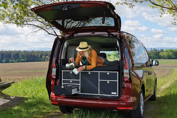VanEssa Schlafsystem zur Küche VW Caddy Maxi 5 / Ford Grand Tourneo Connect 3, Heckansicht